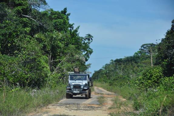 Cruzando com o jipe que faz a manutenção das torres da embratel na BR-319, a rodovia que liga Manaus à Porto Velho